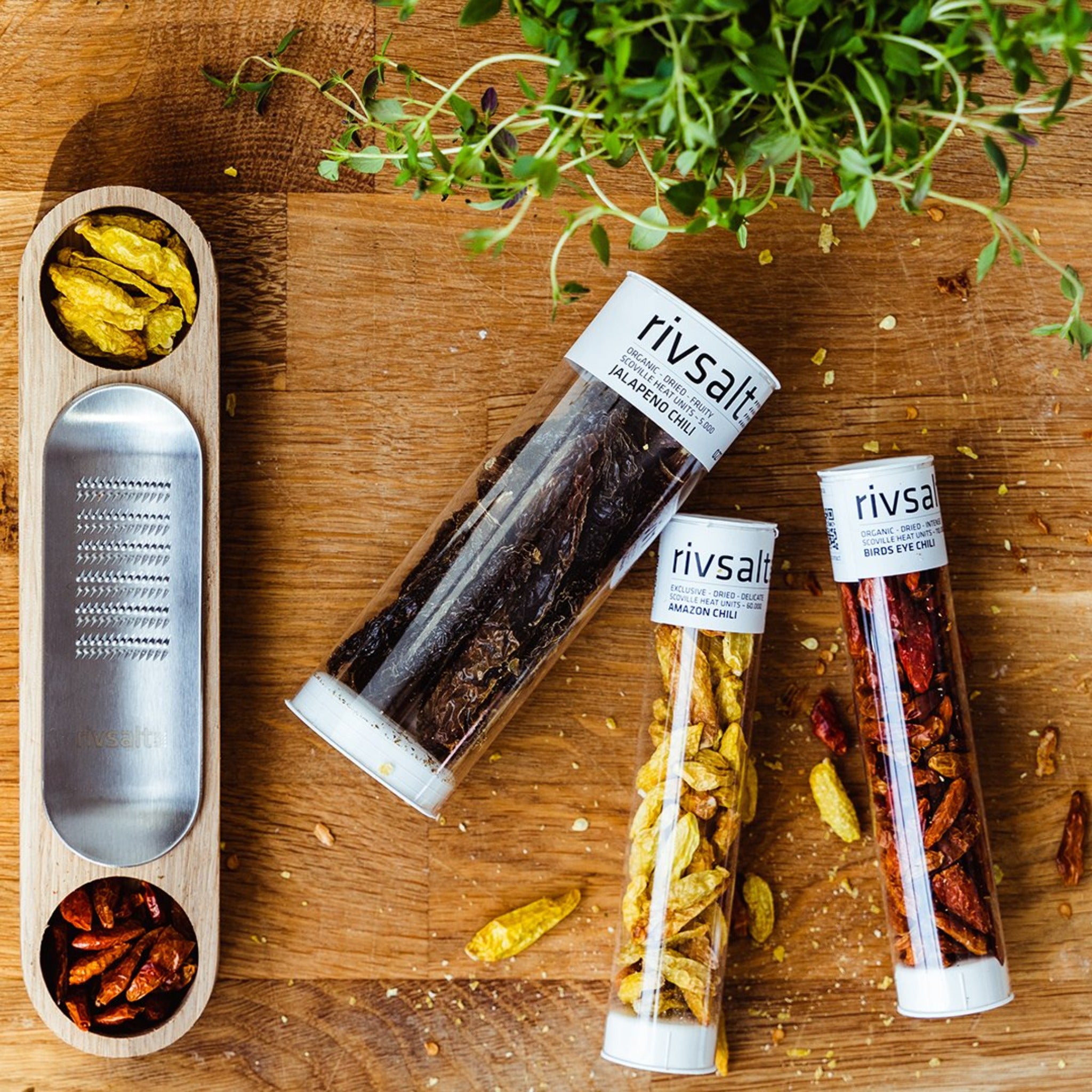 027 JALAPENO CHILI - fruchtiger Geschmack. Bio und getrocknet. Stilvolle Geschenkverpackung. Milde Schärfe (~ 5.000 SHU).