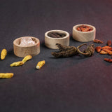 029 SPICE BOWLS - drei schalen aus natürlicher Eiche. Himalayan Steinsalz, java long peppers und bird's eye chili tester. Schlanke, flache Geschenkverpackung.