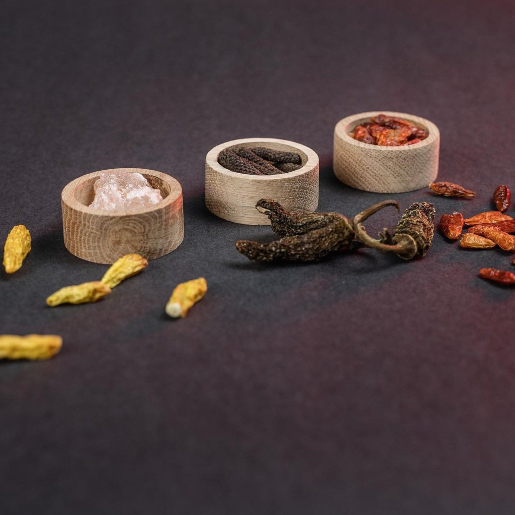 029 SPICE BOWLS - drei schalen aus natürlicher Eiche. Himalayan Steinsalz, java long peppers und bird's eye chili tester. Schlanke, flache Geschenkverpackung.