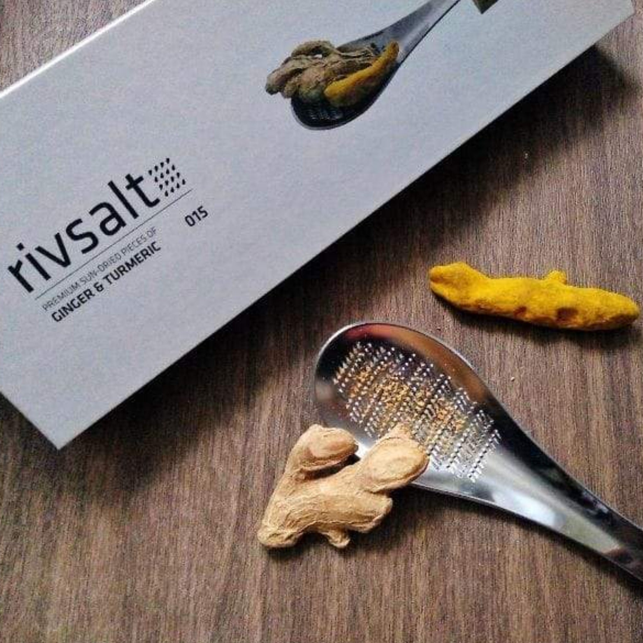 015 GINGER & TURMERIC - stainless steel grater. stand in natural oak. premium sun-dried roots. sleek flat gift pack.