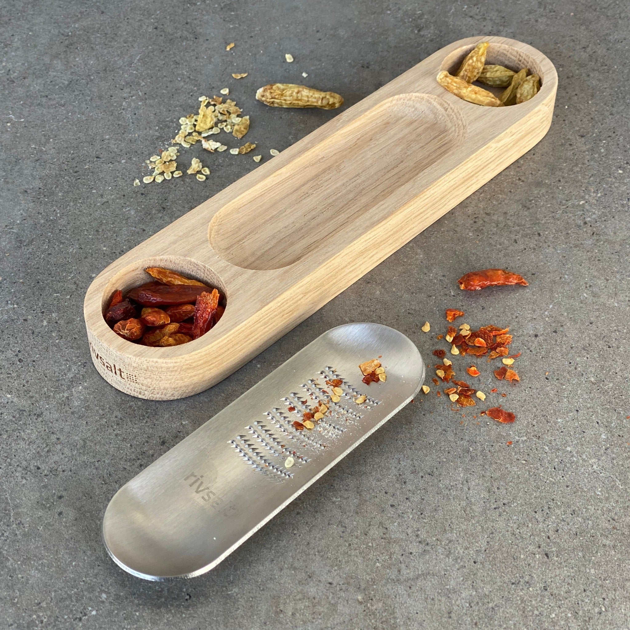 024 CHILI - stainless steel grater. stand in natural oak. two types of dried organic chili peppers. sleek flat gift pack.
