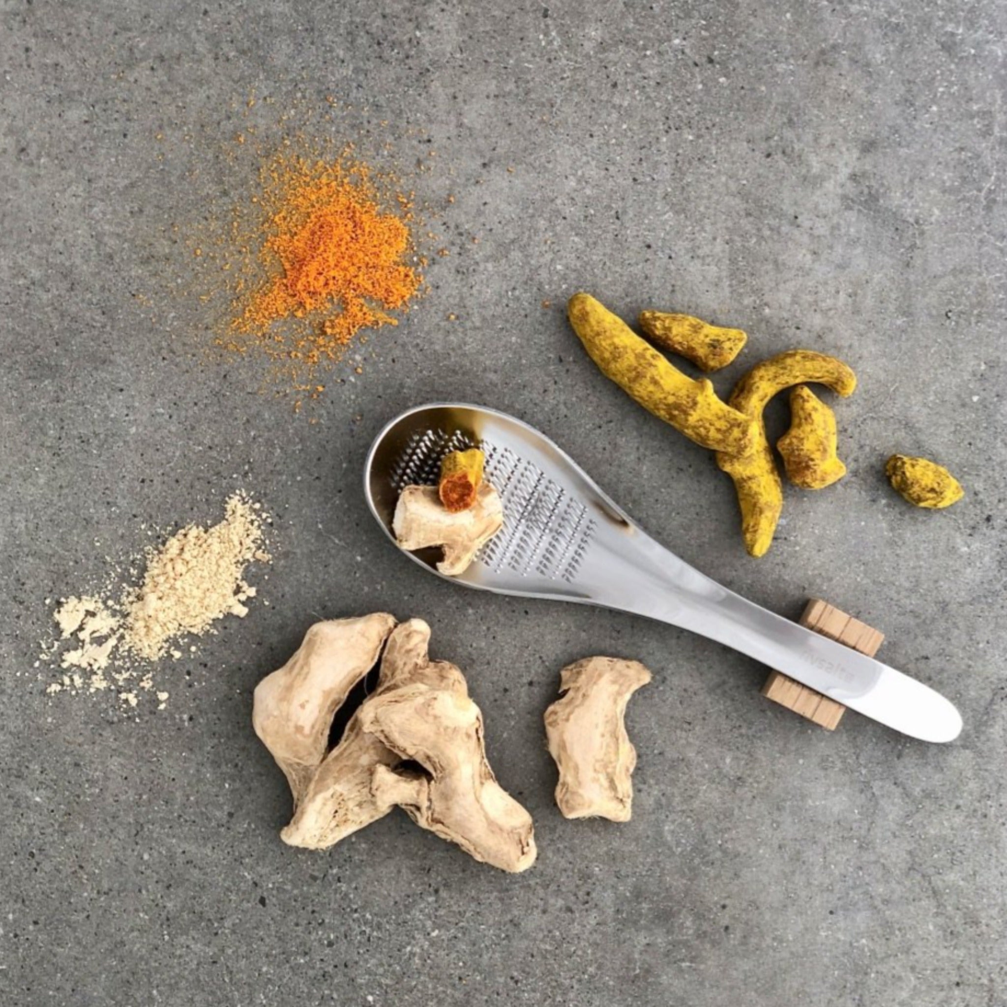 015 GINGER & TURMERIC - stainless steel grater. stand in natural oak. premium sun-dried roots. sleek flat gift pack.
