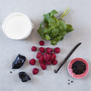 003 LIQUORICE - rivjärn i rostfritt stål. ställ i obehandlat trä. bit av 100% rålakrits. snygg presentförpackning.