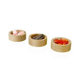 029 SPICE BOWLS - drei schalen aus natürlicher Eiche. Himalayan Steinsalz, java long peppers und bird's eye chili tester. Schlanke, flache Geschenkverpackung.