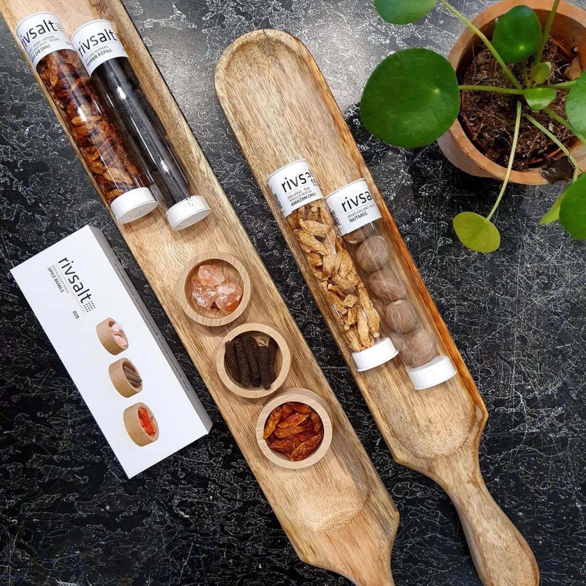029 SPICE BOWLS - drei schalen aus natürlicher Eiche. Himalayan Steinsalz, java long peppers und bird's eye chili tester. Schlanke, flache Geschenkverpackung.