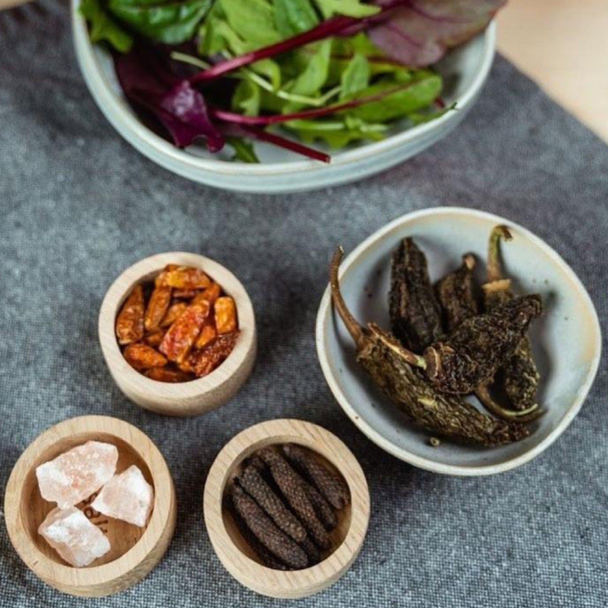 029 SPICE BOWLS - drei schalen aus natürlicher Eiche. Himalayan Steinsalz, java long peppers und bird's eye chili tester. Schlanke, flache Geschenkverpackung.