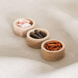 029 SPICE BOWLS - drei schalen aus natürlicher Eiche. Himalayan Steinsalz, java long peppers und bird's eye chili tester. Schlanke, flache Geschenkverpackung.