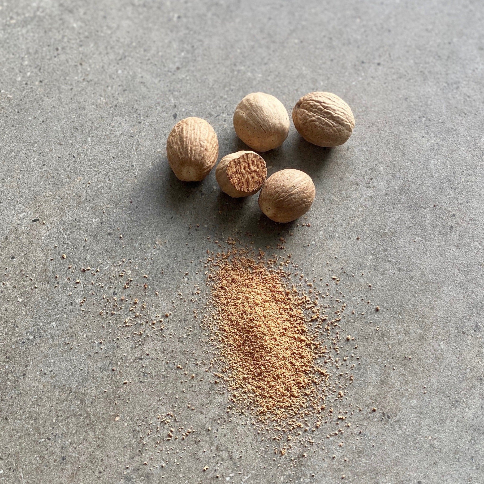 023 NUTMEG - dried organic nuts. warm, spicy aroma. stylish gift pack.
